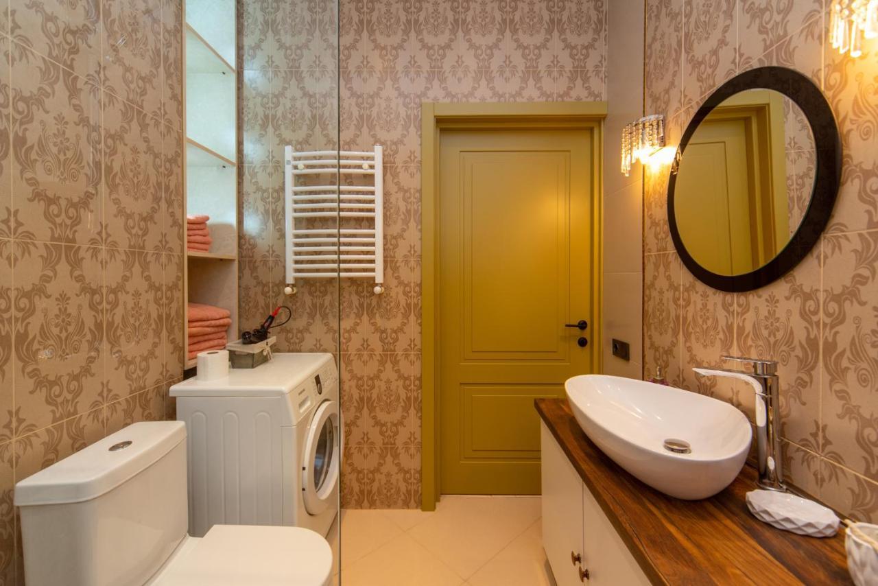 Luxury 4 Bedroom Apartment #1 In The City Center Of Tbilisi Exterior photo